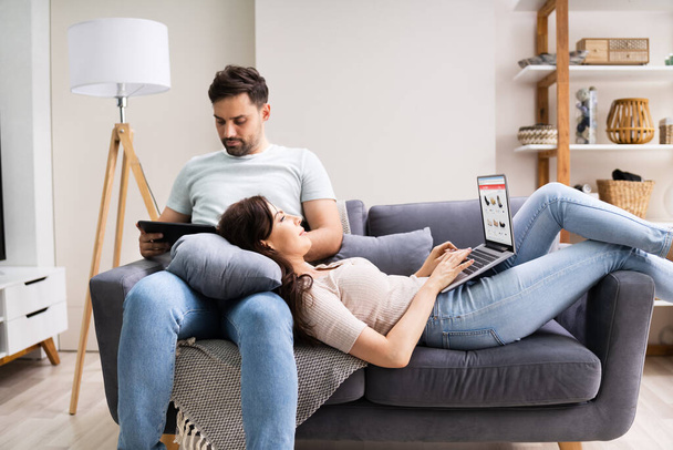Family Couple Using Laptop And Tablet On Couch - Foto, Imagem