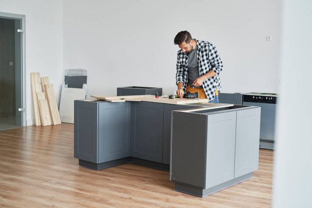 Falegname l'installazione di nuovi mobili da cucina                                - Foto, immagini