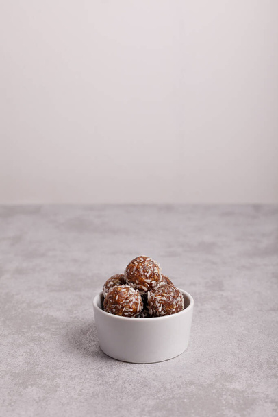 Raw food balls in a bowl with carob - Foto, Bild