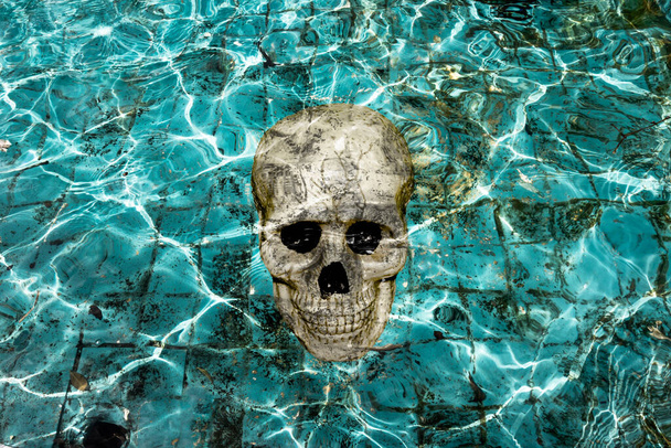 piscina assombrando com crânio
 - Foto, Imagem