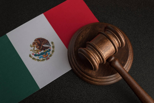 Δικαστής ή δημοπράτης σφυρί και σημαία του Μεξικού. Μεξικανική νομοθεσία. Παραβίαση των ανθρωπίνων δικαιωμάτων στο Μεξικό. - Φωτογραφία, εικόνα
