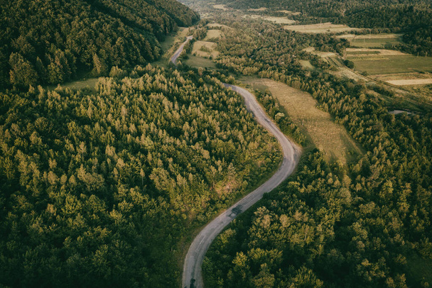 Paisaje de verano con árboles verdes y carretera estrecha y sinuosa, vista aérea, fondo de viaje al aire libre, imagen vintage
 - Foto, imagen