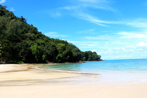 Costa di spiaggia e piccola collina con alberi verdi e vista cielo blu a langkawi-Malaysia - Foto, immagini