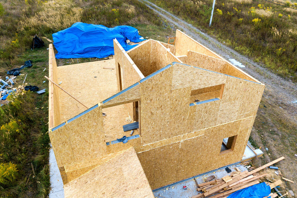 Új és modern moduláris ház építése. Falak készült kompozit fa korty panelek styrofoam szigetelés belsejében. Az energiahatékony otthoni koncepció új keretének kiépítése. - Fotó, kép