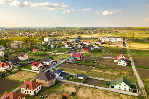 Vue aérienne de la zone rurale en ville avec maisons résidentielles - Photo, image