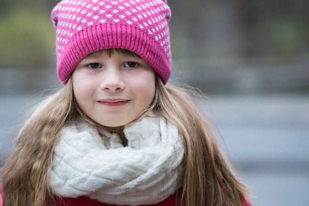 Csinos kislány meleg kötött téli ruhában a szabadban. - Fotó, kép