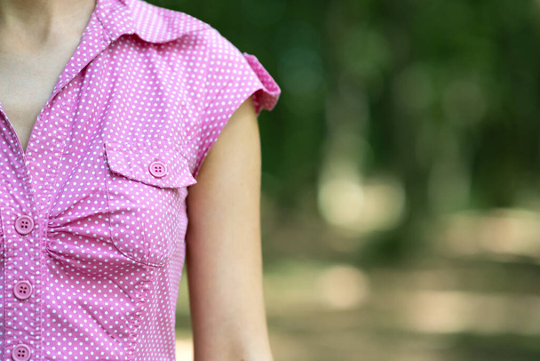 Женщина в розовой летней блузке. - Фото, изображение