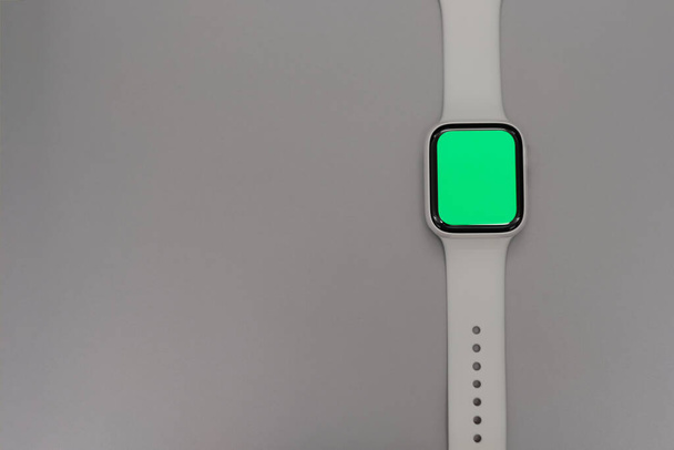 felső nézet zöld képernyő elektronikus óra ezüst háttér - Fotó, kép
