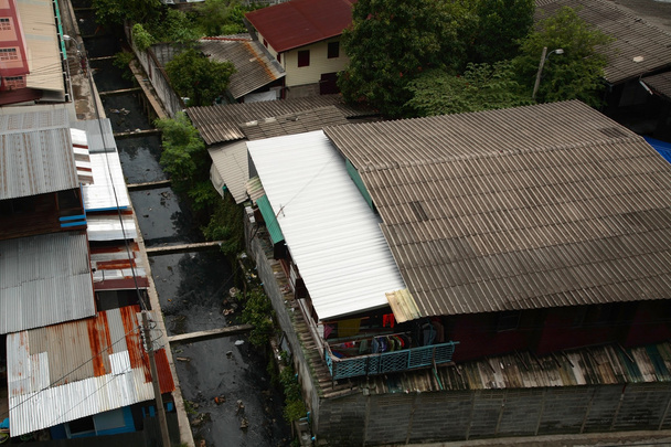 slumsy w pobliżu brudne kanał w bangkok, Tajlandia - Zdjęcie, obraz