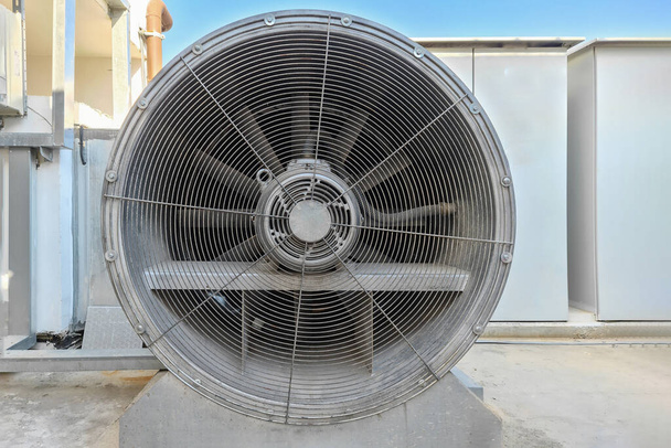 Великий вентилятор для вентиляції. Промислові системи кондиціонування та вентиляції на даху. крупним планом промисловий вентилятор вентилятора
 - Фото, зображення