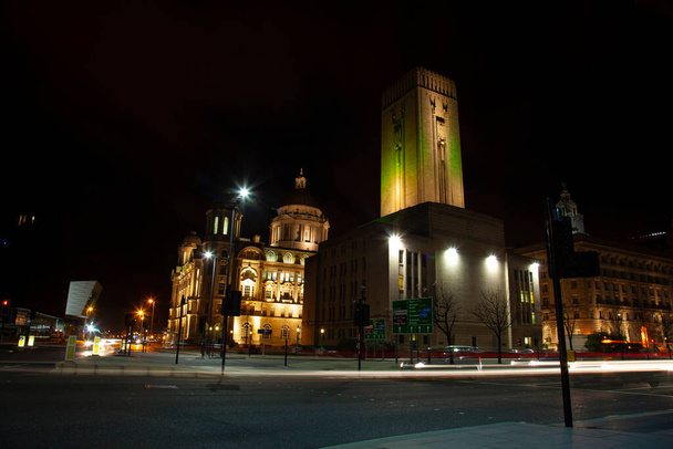 Nocny obraz morskiego centrum dziedzictwa handlowego w Liverpoolu (dzielnica historyczna). Obraz ma Gerorge 's Dock budynku w środku z Port Liverpool budynku po lewej, Cunard budynku po prawej. - Zdjęcie, obraz