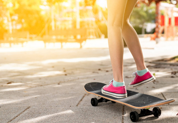 Füße eines Mädchens mit einem Skateboard - Foto, Bild