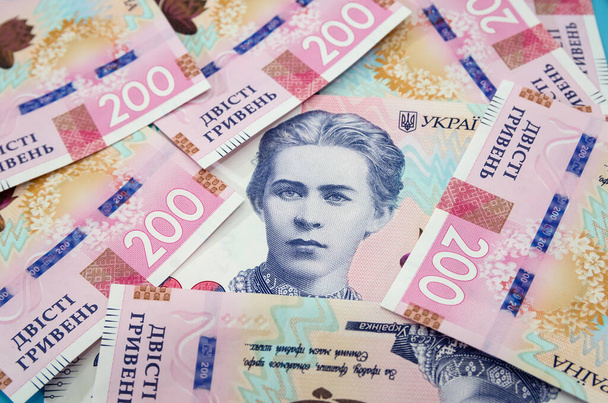 Arkaplanda Hryvnia var. 200 Hryvnia banknotları. Çok para.. - Fotoğraf, Görsel