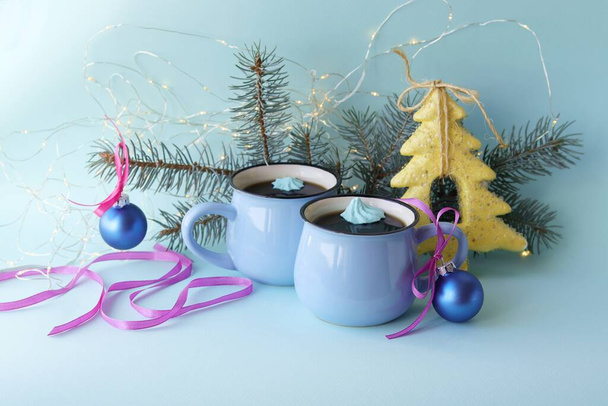 Mutlu Noeller, iki fincan kahve, krema, şenlikli dekor, aydınlatma, nane rengi arka plan, ev konforu ve kış tatili için tebrikler. - Fotoğraf, Görsel