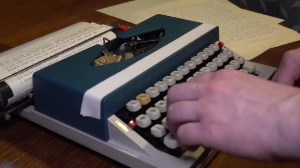 Sulje näkymä vanha antiikki kirjoituskone. joku kirjoittaa outoa typerää tekstiä - Materiaali, video