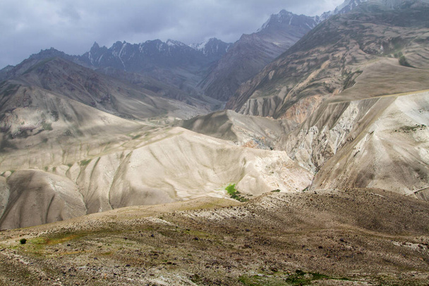 Λεωφόρος Παμίρ. Ο δρόμος του Μάρκο Πόλο. επαρχία Gorno Badakhsan, Τατζικιστάν. Κεντρική Ασία Η εθνική οδός Pamir οδηγεί από το Κιργιστάν στο Murghab μέσω της κοιλάδας Wakhan στο Khorog (σύνορα Afgan) και στη συνέχεια στο Dushanbe. - Φωτογραφία, εικόνα