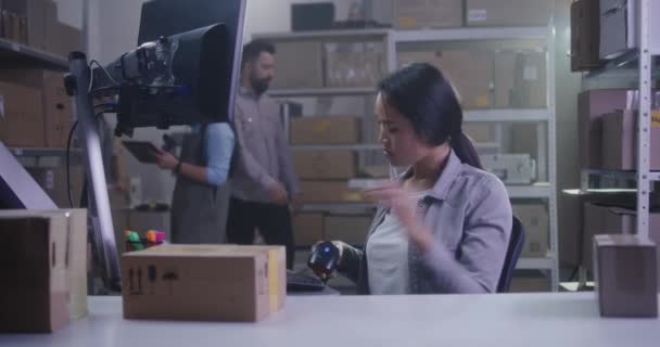 Nő ellenőrzi csomagok vonalkód szkenner - Felvétel, videó