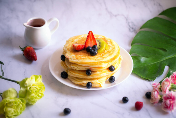 Pfannkuchen mit Erdbeeren. Amerikanische Pfannkuchen zum Frühstück. - Foto, Bild