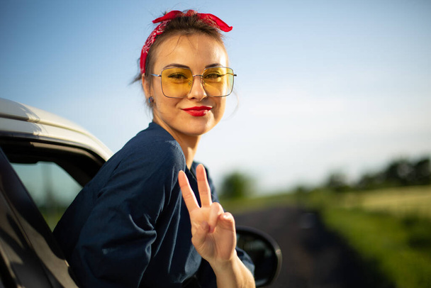 Özgürlük araba yolculuğu konsepti - kadın arabada pencereden dışarı rahatlıyor - Fotoğraf, Görsel