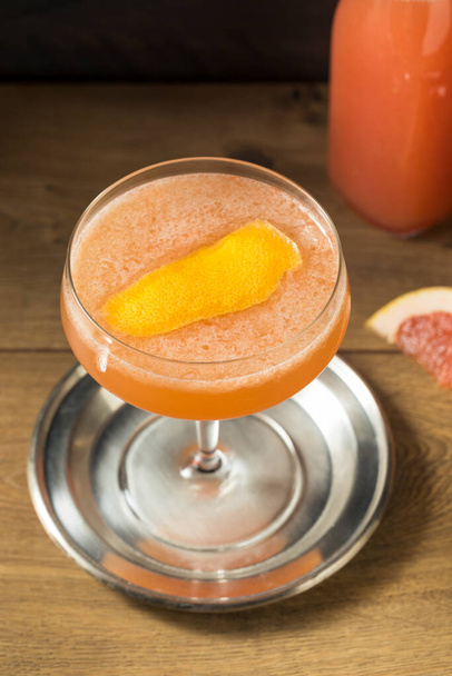 Boozy Refreshing Brown Derby Cocktail with Bourbon and Grapefruit - Φωτογραφία, εικόνα
