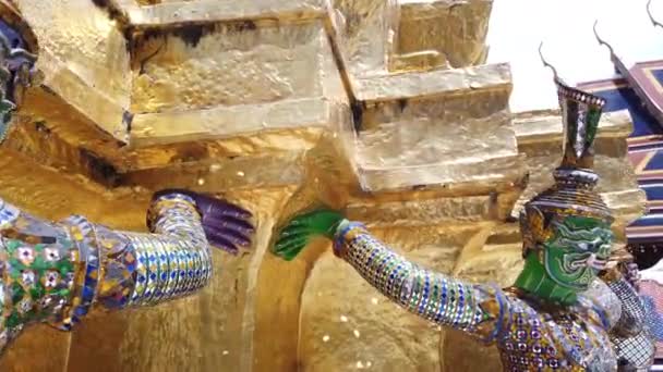 4K Statua Jaksy na straży w świątyni szmaragdowej buddy - Materiał filmowy, wideo