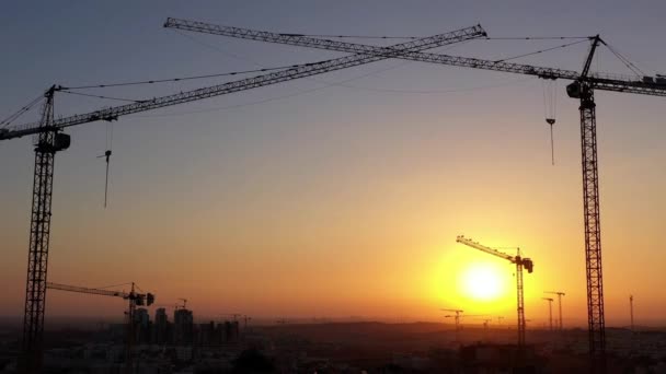 Sítio de construção e guindastes silhueta, In modiin Cidade, Israel, Vista aérea, Vista drone, Julho, Pôr do sol, 2020
 - Filmagem, Vídeo