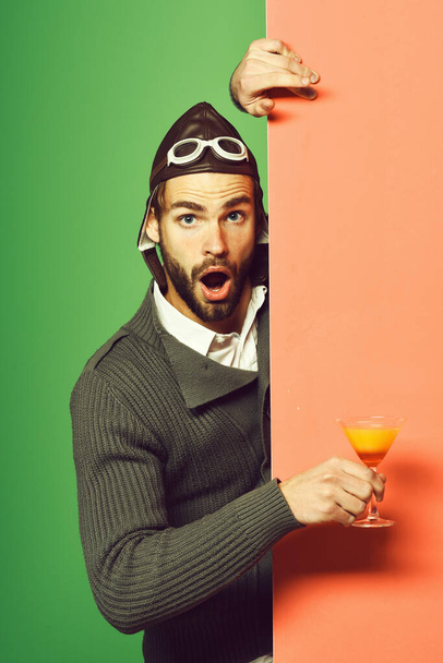 bearded pilot with cocktail in glass - Foto, Imagen