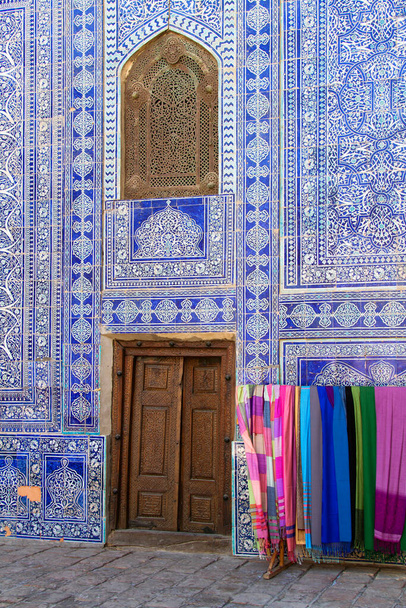 Шашки і шарфи на продаж в одній з мадраш Хіви, Хіва, Узбекистан, Центральна Азія. - Фото, зображення
