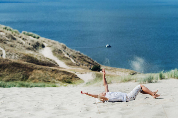 a child has fun in the sand dunes on the beach in Nida.Lithuania. - Φωτογραφία, εικόνα