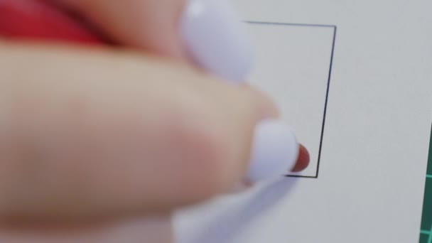 Женская рука рисует красный крест в чекбоксе для голосования. Концепция выборов и демократии - Кадры, видео