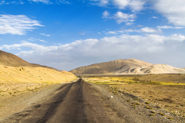 Pamir snelweg. Marco Polo zijdeweg. Gorno Badakhsan provincie, Tadzjikistan. Centraal-Azië Pamir Highway loopt van Kirgizië naar Murghab via Wakhan vallei naar Khorog (Afgan grens) en vervolgens naar Dushanbe. - Foto, afbeelding