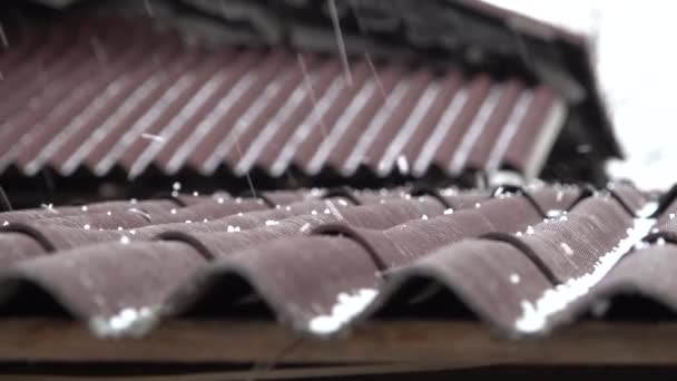 Dolu yağıyor ve çatıya yuvarlanıyor Burgundy kahverengi çatı - Video, Çekim