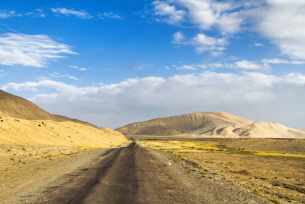 Λεωφόρος Παμίρ. Ο δρόμος του Μάρκο Πόλο. επαρχία Gorno Badakhsan, Τατζικιστάν. Κεντρική Ασία Η εθνική οδός Pamir οδηγεί από το Κιργιστάν στο Murghab μέσω της κοιλάδας Wakhan στο Khorog (σύνορα Afgan) και στη συνέχεια στο Dushanbe. - Φωτογραφία, εικόνα