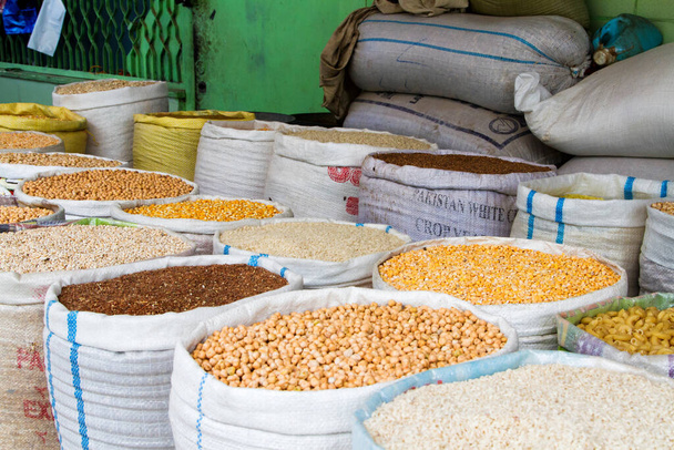 Obiloviny a fazole potraviny ve volně ložených sáčcích na trhu, Khojant, Tádžikistán, Střední Asie - Fotografie, Obrázek