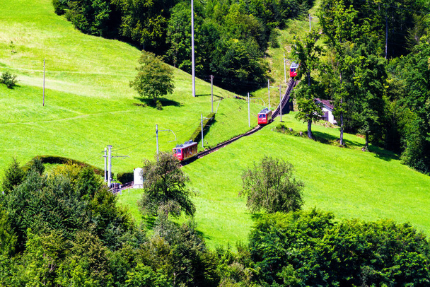 Швейцарський альпійський залізничний поїзд, що піднімається до гори Пілатус, поблизу Люцерна (Швейцарія). - Фото, зображення