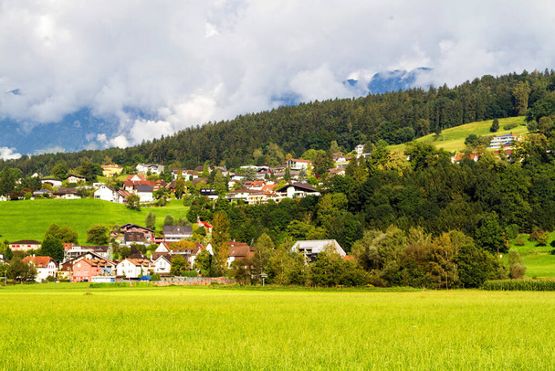 Ліхтенштейн - маленька країна між Австрією та Швейцарією. - Фото, зображення