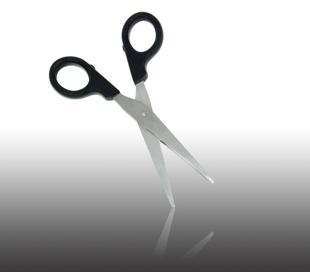 ножиці з чорною ручкою і дзеркальне відображення на білому тлі в ізоляції
 - Фото, зображення