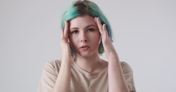 Kobieta z farbowanymi włosami ból głowy - Materiał filmowy, wideo