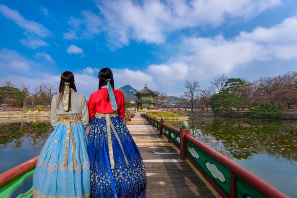 Κορέα κατά τη διάρκεια του χειμώνα με Lady Κορέας εθνικό φόρεμα στο παλάτι Gyeongbokgung. Σεούλ, Νότια Κορέα. - Φωτογραφία, εικόνα