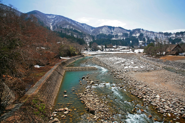 Vue du pont sur la rivière Shogawa à Shirakawa
 - Photo, image