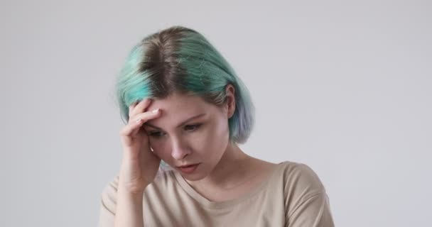 Stresszes nő fehér háttér felett - Felvétel, videó