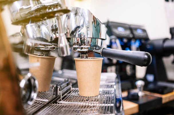 Close-up afbeelding van espresso koffie brouwen - Foto, afbeelding