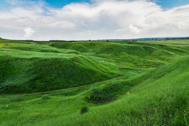 Impresionante paisaje de valle con verdes colinas cubiertas de hierba. Fondo cielo azul
.  - Foto, imagen