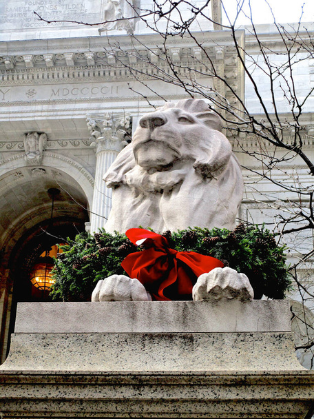 Um dos dois leões de pedra que guardam a entrada da filial principal da Biblioteca Pública de Nova Iorque na Quinta Avenida, Nova Iorque. Seus nomes são Paciência e Fortitude
. - Foto, Imagem