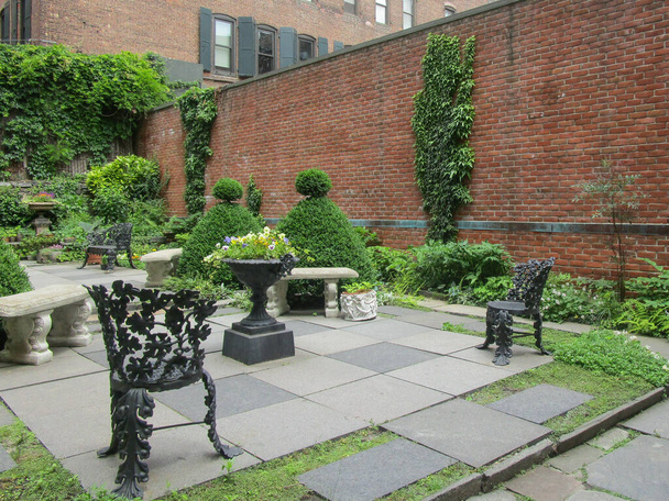 Nowy Jork, NY: Ogród za Starym Domem Handlowym, 1832, jedyny dom rodzinny z XIX wieku w Nowym Jorku zachowany w nienaruszonym stanie. - Zdjęcie, obraz