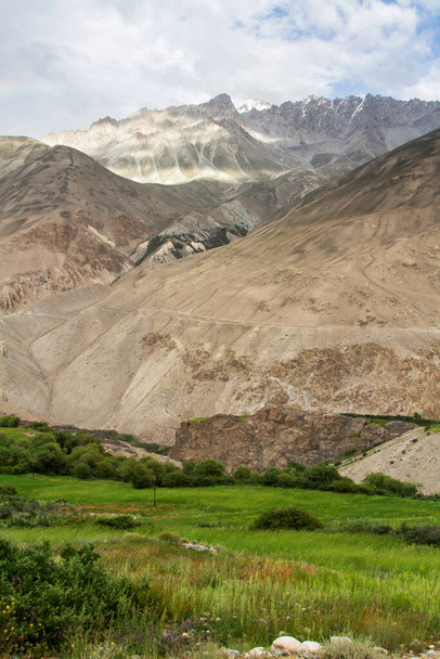 Wakhan coridor. Divided by Panj river (Amu Darya) next to Pamir highway on Marco Polo silk road. Gorno Badakhsan province, Tajikistan, Central Asia - 写真・画像
