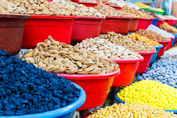 Frutos secos y frutos secos en el mercado asiático, Khojant, Tayikistán
 - Foto, imagen