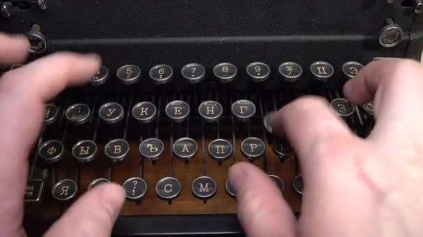 Bekijk van dichtbij de russische knoppen van oude antieke typemachine. Handen omhoog.. - Video