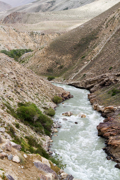Река Пандж (Амударья) рядом с Памирским шоссе в Ваханском коридоре рядом с рекой Пандж (Амударья). Шелковый путь Марко Поло. Горно-Бадахсанская область, Таджикистан, Центральная Азия
 - Фото, изображение