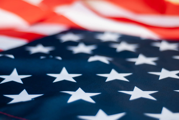 de Amerikaanse vlag ligt van dichtbij op tafel, - Foto, afbeelding